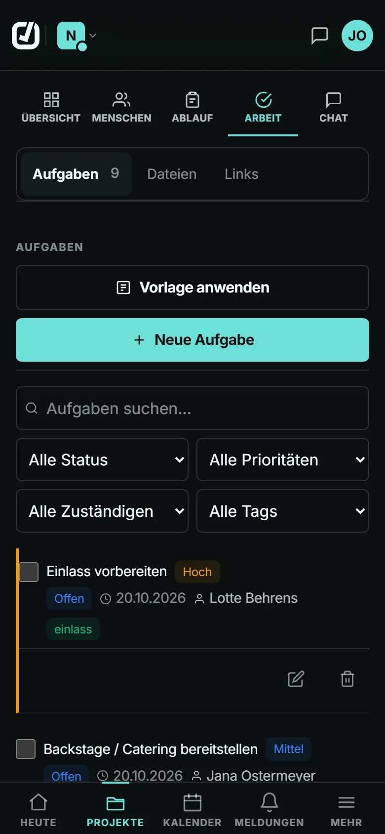 Reiter Arbeit einer Show: Aufgaben mit Status, Priorität, Frist und Zuständigen, Knopf zum Anwenden einer Vorlage