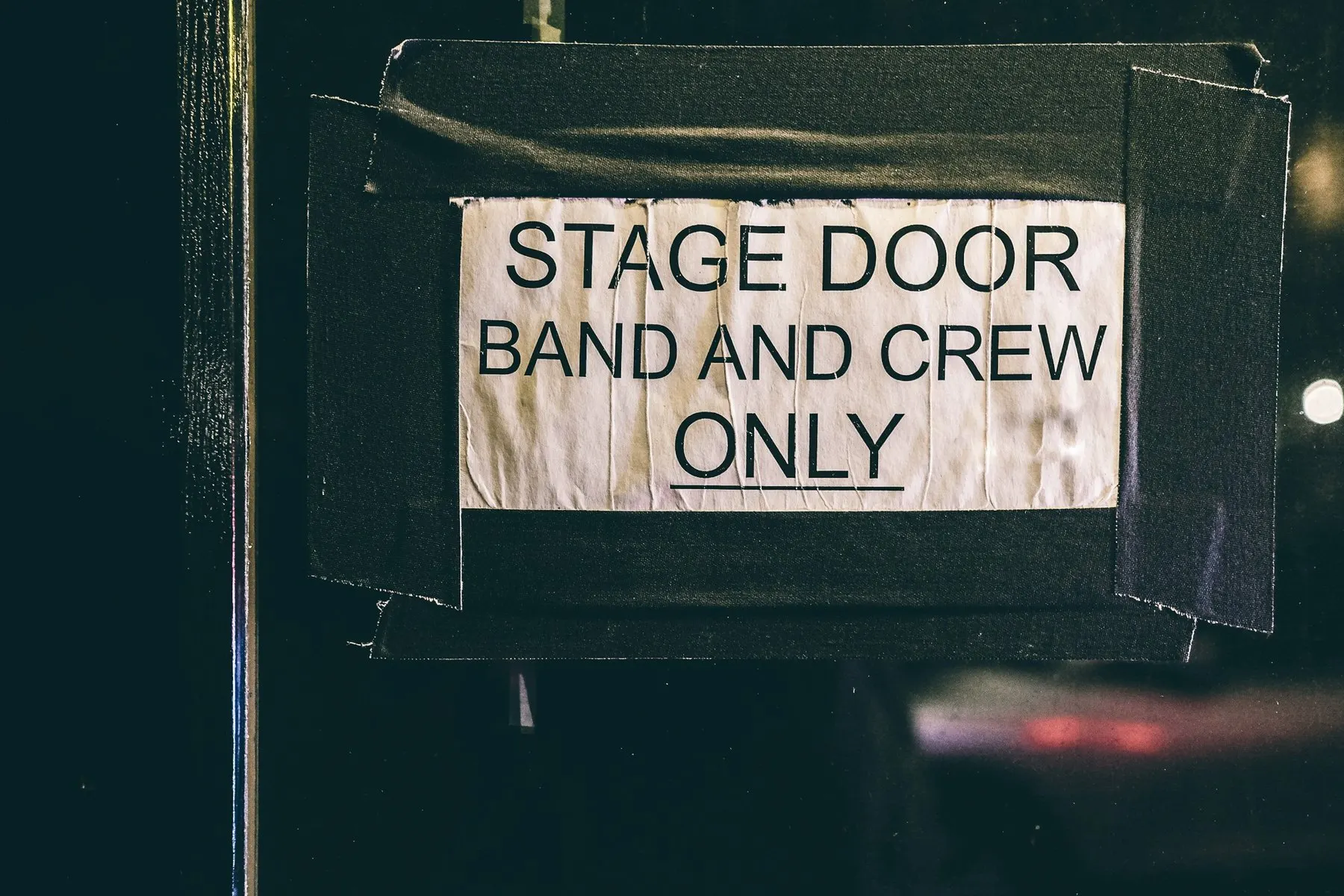 Mit Gaffa an eine Tür geklebtes Schild: Stage Door, Band and Crew only